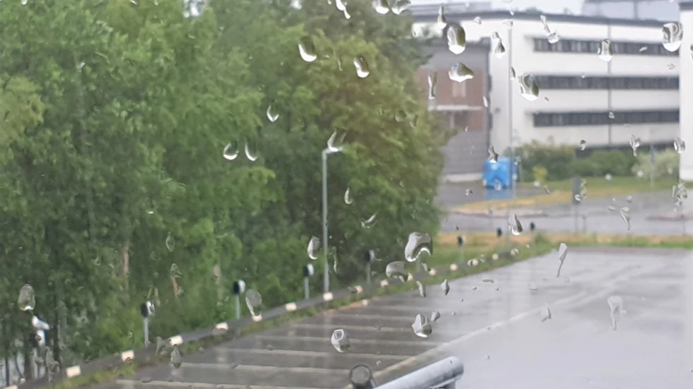 Utan för tidningshuset i Luleå spöregnade det vid fyratiden på midsommaraftonen, precis som på många andra platser i de södra delarna av länet.