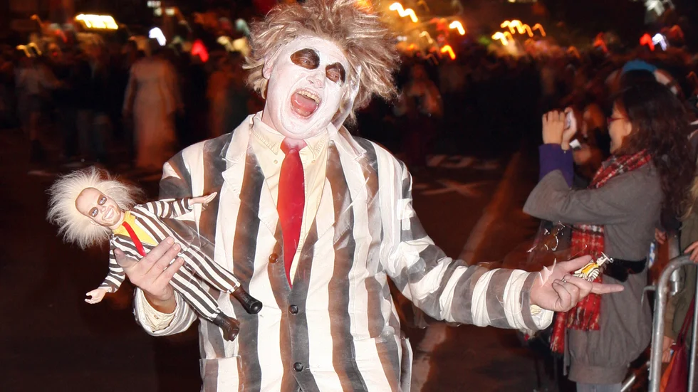 Bilden föreställer en person som försöker se ut som huvudfiguren i filmen "Beetlejuice". Nu ska Östgötateatern sätta upp en musikal som bygger på filmen. Till det söker man nu skådespelare och musikalartister.