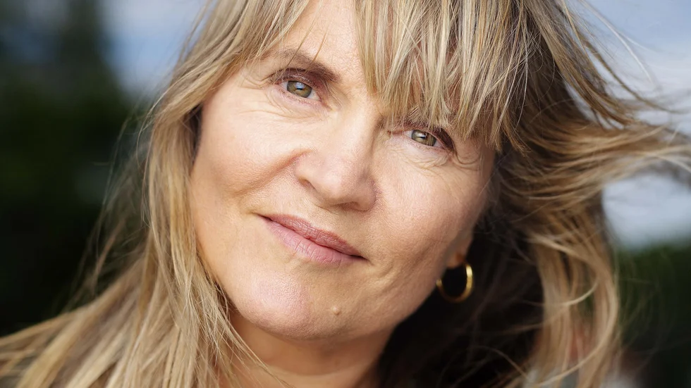 "Hon har en kolossalt skarp blick för det som ligger i tiden", skriver NSD:s recensent om Nina Lykke och hennes roman "Vi är inte här för att ha roligt" .