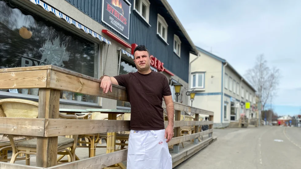 Sarwat Matai utanför Byblos. Restaurangen flyttade hösten 2020 in i klassiska Dungers cafés gamla lokaler och består sedan dess av två delar: en för pizza och á la carte och en för hamburgare.