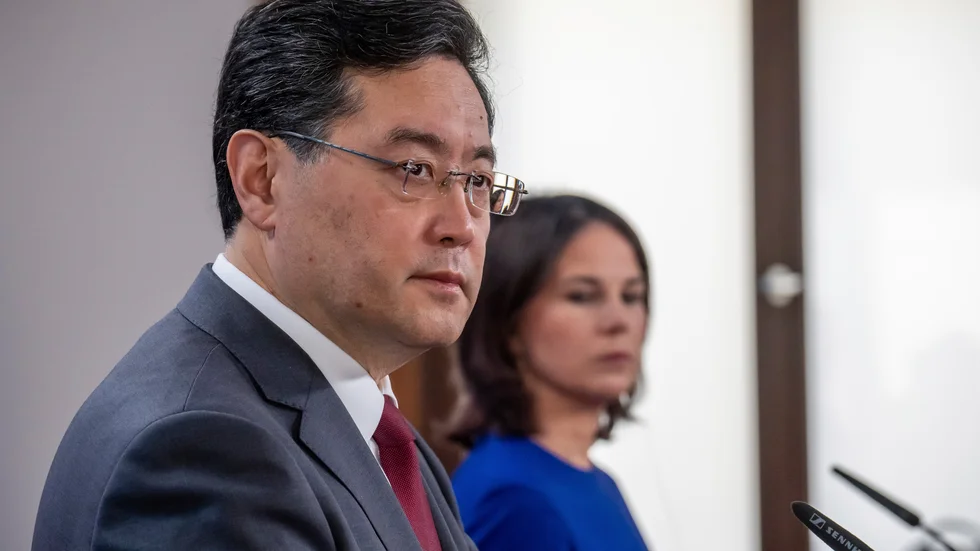 Kinas utrikesminister Qin Gang under en pressträff med hans tyske motsvarighet Annalena Baerbock i Berlin.