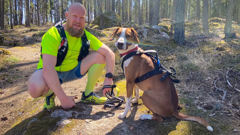 Fredrik Sunnermark och hans trogna löpkompanjon, hunden Barley. De springer varje dag, ofta längs Årbyspåret.