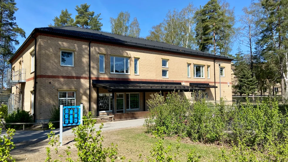 Inne i en del av Skogsborgsskolans lokaler, huset Gläntan, har man haft problem med en stark lukt av stall, vilket har kommit från golvet.