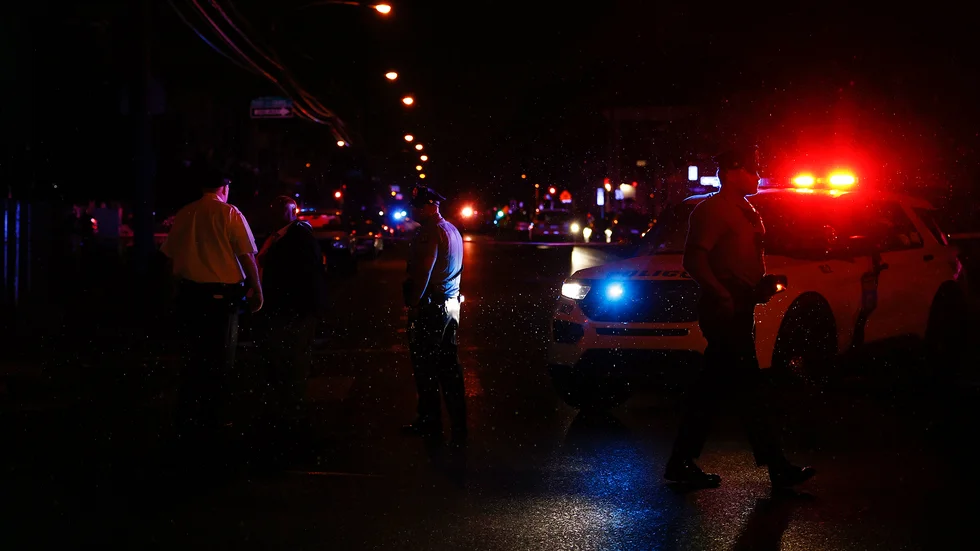 Polis i Philadelphia vid platsen där skjutningen ägt rum.