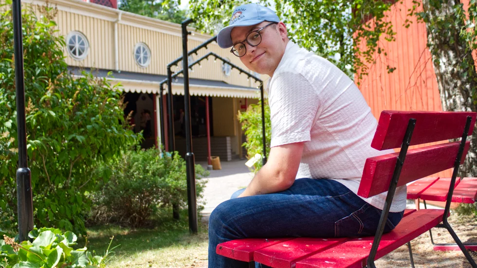Trots att Jakob Graf bara är 21 år gammal så har han hunnit med många teaterproduktioner i Östergötland. Just nu jobbar han både i Gamla Linköping och på Shakespearefabriken i Vadstena