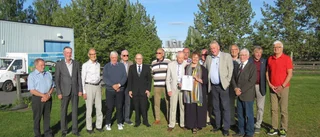 Lions Club Gammelstad ger 100.000 kronor till cancerforskningen.