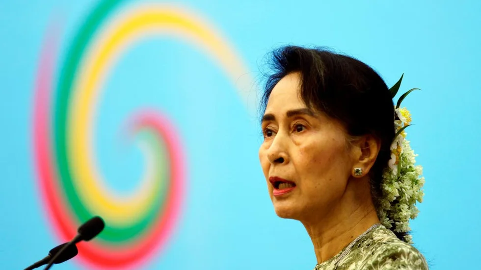 KRITISERAD. Burmas statskansler Aung San Suu Kyi har fått hård internationell kritik för att hon inte fördömt det massiva våld som tvingat hundratusentals människor ur den muslimska minoritetsgruppen rohingya på flykt.