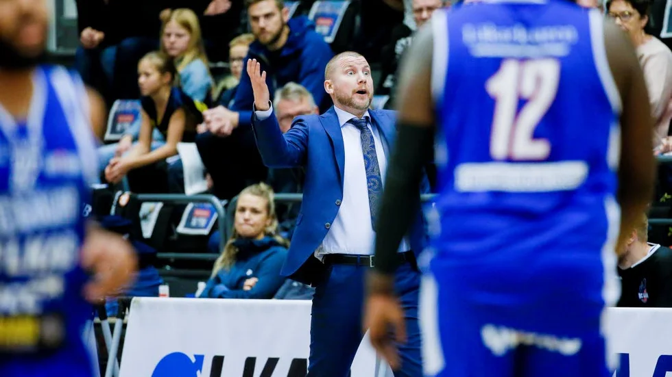 Hetta. Coach Peter Öqvist vill se sitt lag växla upp inför slutspurten.