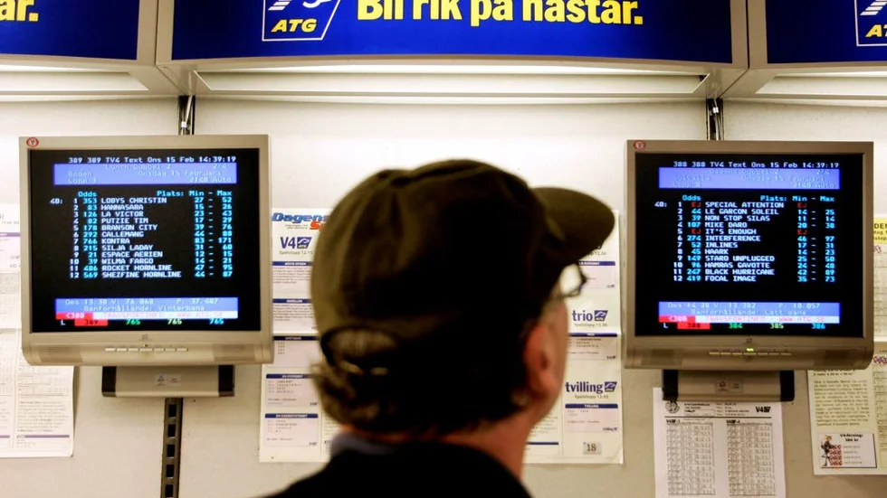 FATTIGA TAR RISKER. En amerikansk undersökning har visat att personer som tror att de har mindre pengar än andra är mer benägna att spela bort pengar. Den som känner sig fattig agerar mer kortsiktigt och risktagande.