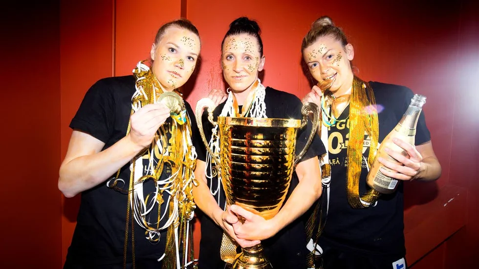Guldmålning. Sportredaktionen gjorde den sedvanliga guldmålningen efter guldet i våras. Den var det Allis Nyström, Anna Barthold och Jelena Antic som fick fuldfärg på huden.