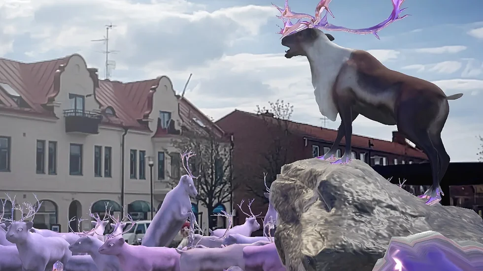 Pastelae, Berget, 2023

A reindeer stands proudly on the edge of the cliff and looks out over his herd moving around a central square. The horns are metallic and stones and hooves gleam technologically with pink chrome. The herd is made up of those who visit the work, everyone gets a reindeer that follows them around.