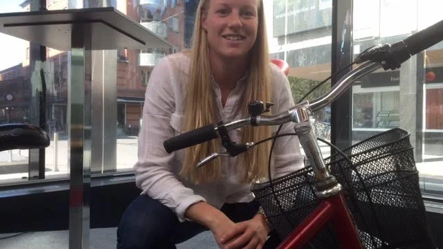 Följeslagare. Siriusmittfältaren Moa Mattsson med sin käraste ägodel - en cykel som hon använder nästan dagligen för att ta sig till Polacksbacken och till träningar.