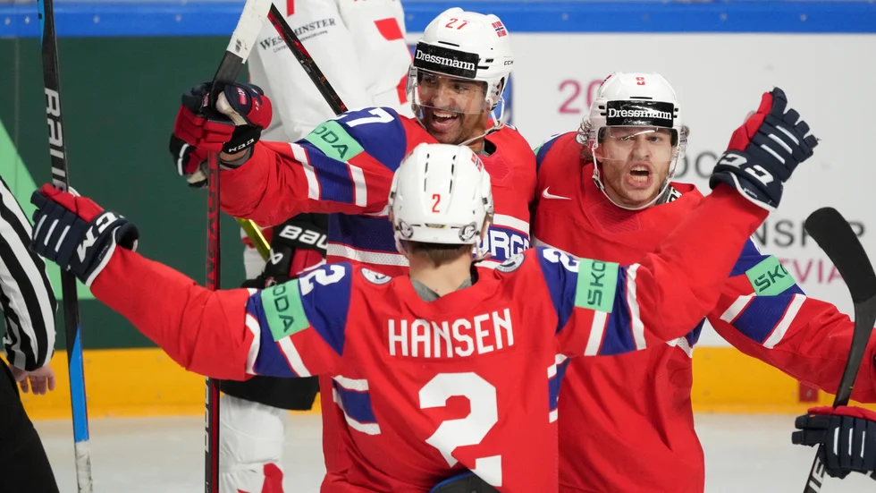Norge firar ett av sina mål mot Kanada i VM.