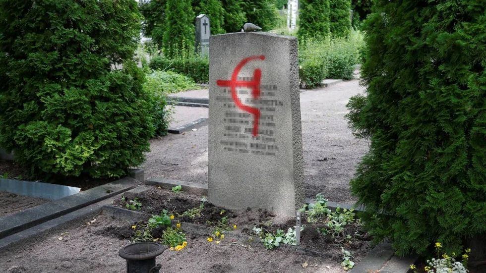Vandalisering. Två gravar har blivit utsatta för skadegörelse.