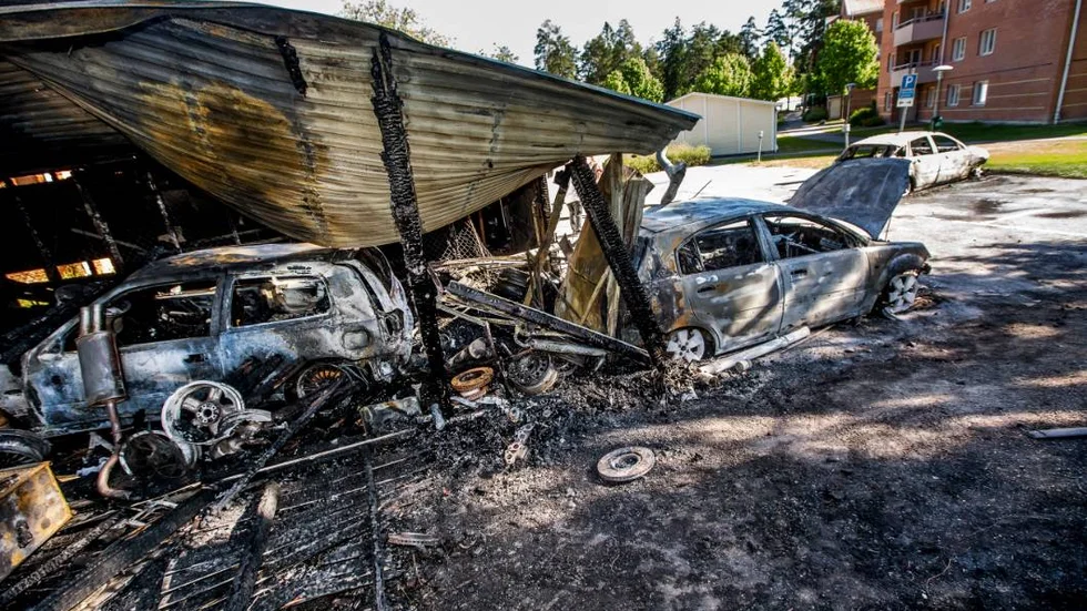 bränder i Stenhagen, garage med bilar övertänt, bilen i mitten sköts iväg av branden från sin p-plats 5 m till höger.
Foto : STAFFAN CLAESSON  2016-06-10
