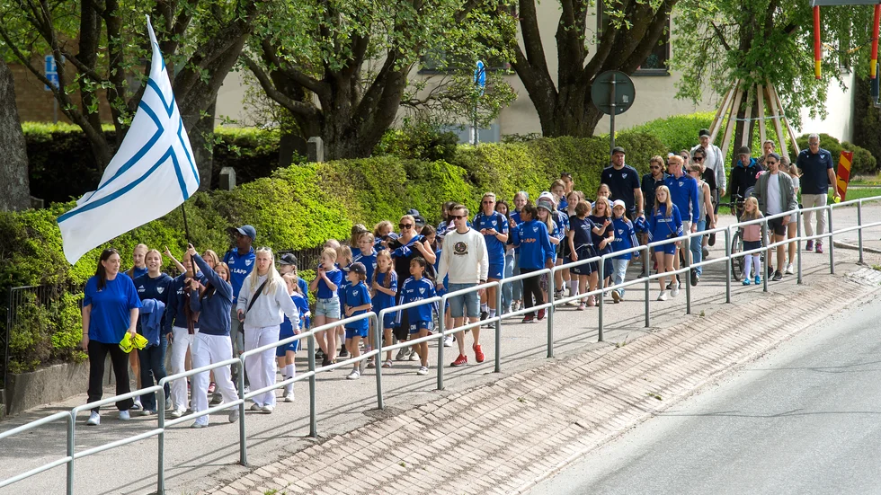Några av IFK Nyköpings alla flicklag gick i procession  från Stora torget till Folkungavallen. Sedan kunde firandet av damfotbollensdag starta.