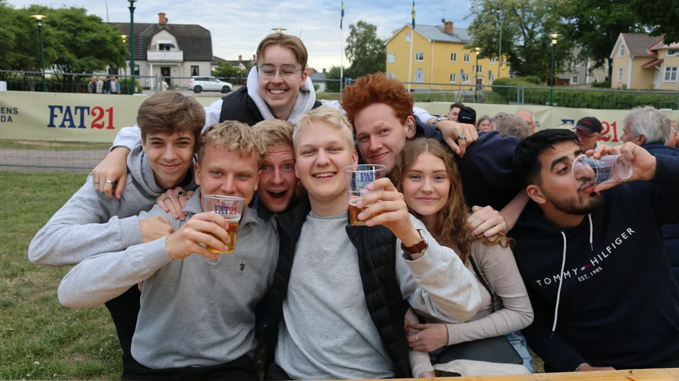 Mauritz Bunke (i mitten) och hans glada gäng hoppades på en trevlig kväll.