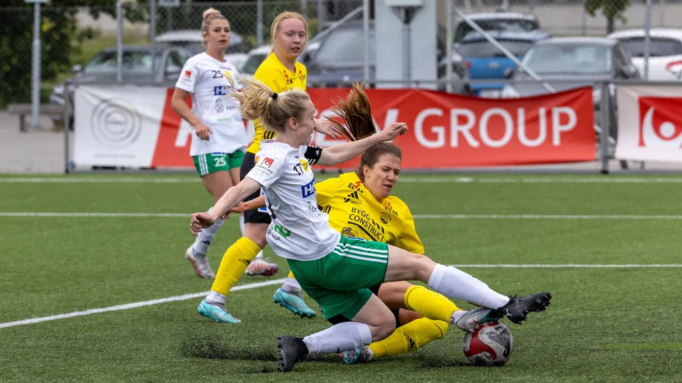 Gultröjade Sanna Öhlund jobbar in bollen när Gusk kvitterar till 1-1 mot Mallbacken på Lötens IP. Besvikelsen var stor i Gusk efter det oavgjorda resultatet.