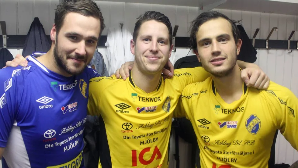 Ny målvakt. Andreas Wickström från Motala gjorde sin andra match i MAI-målet, här tillsammans med målskyttarna Sebastian Svendsen och David Lundgren på Hellgrenshagen i Malmslätt.