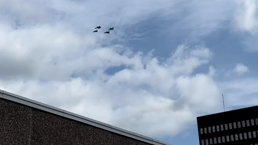 Planen flög över centrala Skellefteå vid 11.40 på nationaldagen.