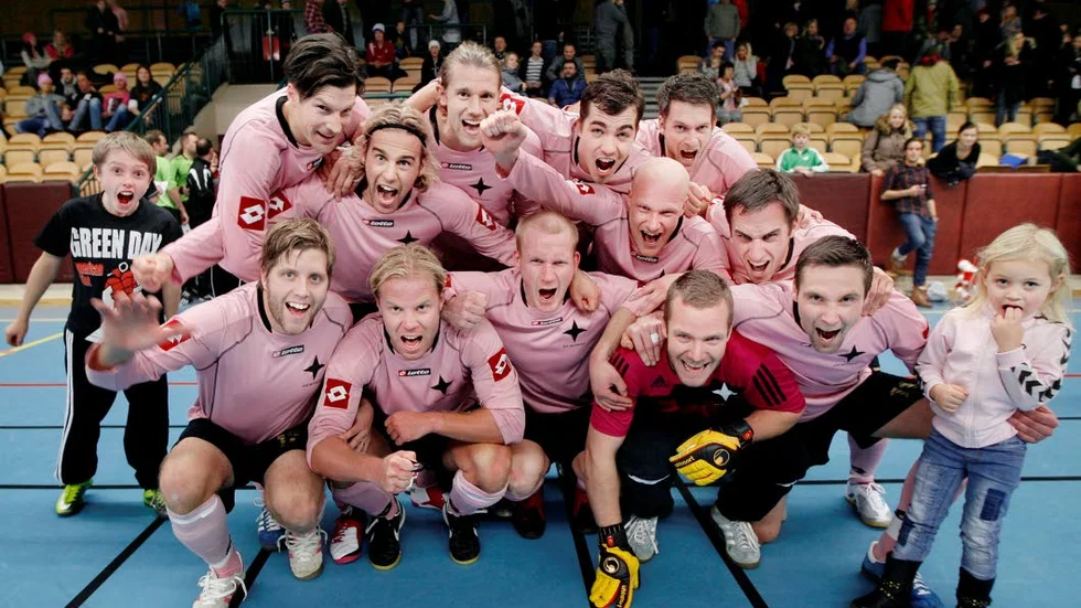 SUPPORTER. Jonatan Gren var supporter till rosa laget redan 2010. Nu ska Motalakillen spela med de rosa i vinterns cuper.