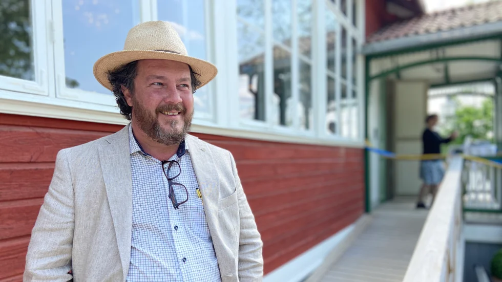 På torsdagen invigdes den gamla småskolan från Djulö. Fredrik Åström, vd för Svenska kulturpärlor, som driver Dufweholms herrgård, var glad. 