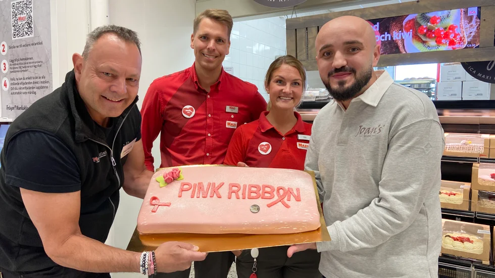 Patrik Wirlén på Matpiraten och Younan Margos på Joans i Vingåker budade hem varsin tårta i Ica maxis auktion. Här ses de tillsammans med Emil Remröd och Ida Grönvall.