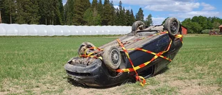 Personbil åkte av vägen och voltade