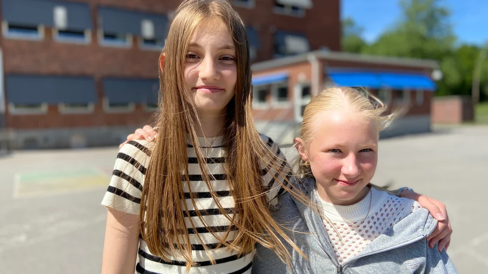 Gentiana Luta och Hilda Brensén i årskurs 6 tycker att det är bra med lärarledda aktiviteter på rasterna. 