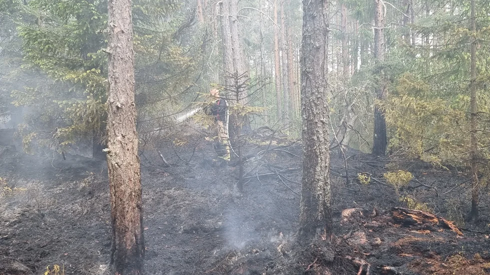 Räddningstjänsten räknar med att markägaren tar över ansvaret på förmiddagen.