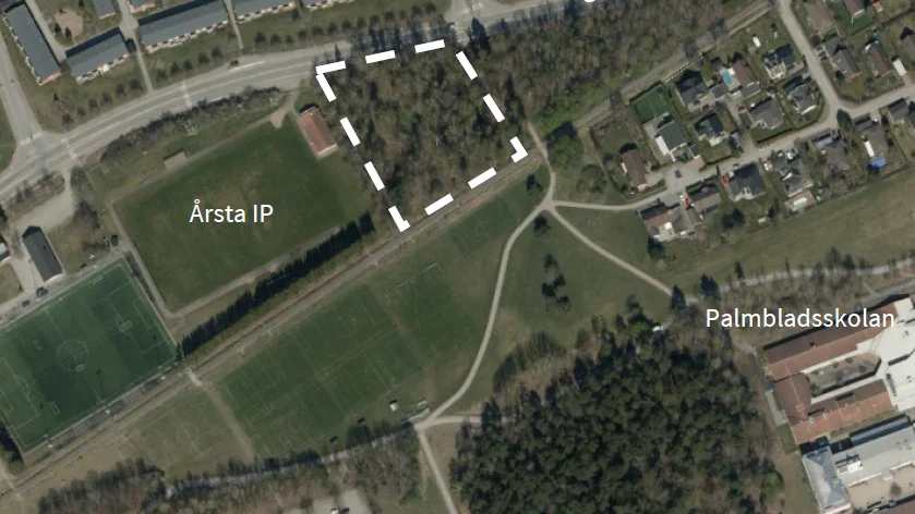 Idrottshallen planeras strax intill gräsplanen vid Årsta idrottsplats (markerat område). Hösten 2027 kan den stå färdig om allt går i lås. 