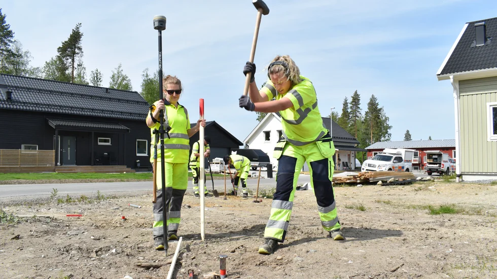 Sofia Larsson får ta i med släggan medan Terese Nordin hade tur och ansvarar för GPS-stången. 