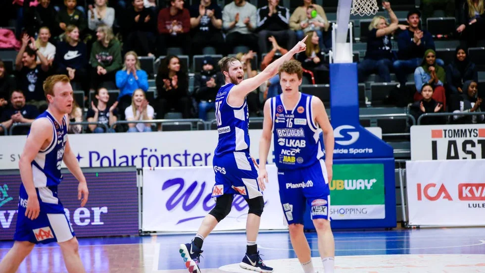 Daniel Hansson, till vänster, och Anton Kobylak-Berglund, till höger, får spänna musklerna i Framtidslandslaget.
