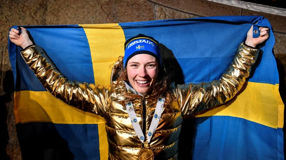 ÖSTERSUND 20190312 Sveriges Hanna Öberg med guldmedaljen under medaljceremonin efter damernas 15 km under skidskytte-VM i Östersund.
Foto: Anders Wiklund / TT / kod 10040