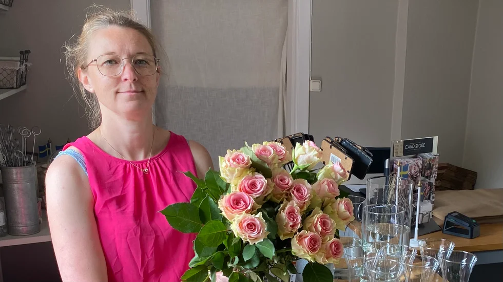 Cecilia Löf har bott i Mariefred i sju år. Nu flyttar hon sin blomtjänst från Stallarholmen till Mariefred och kör på heltid. 