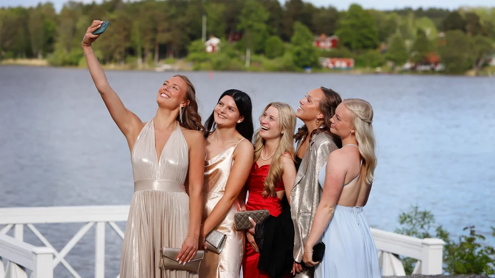 Skogstorps finest, vännerna Alma Harryson, Tove Karlsson, Tilde Nyström, Elsa Klemets och Tilde Sörlisten redo för balkväll.