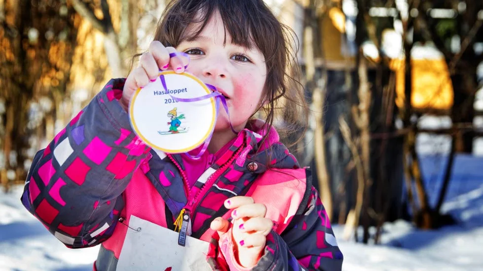 Medalj. Charlott Panchillo (4) visar stolt upp priset hon har fått för sin insats i "Hasaloppet".