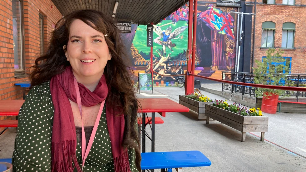 "Jag valde teaterpedagog för att jag tror att jag är en duktig ledare för att jag är bra på att lyssna in andra", säger Frida. Att samtidigt också få chansen att vara kreativ och sätta upp och regissera teaterföreställningar innebär att jobbet känns helt perfekt, menar hon. 