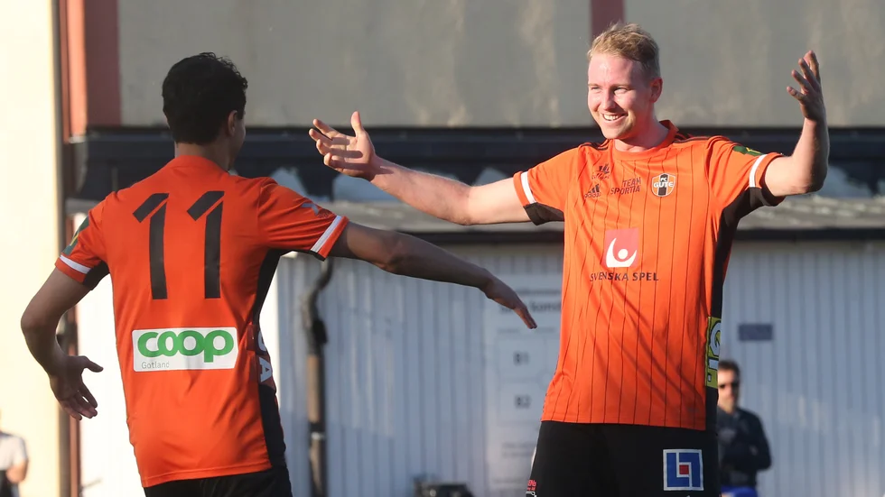Stora famnen! Peter Öhman och Mohanad Mostafa firar ett av målen i måndagens storseger mot Fardhem Garda. Båda är aktuella för spel i lördagens bortamatch mot Österåker.