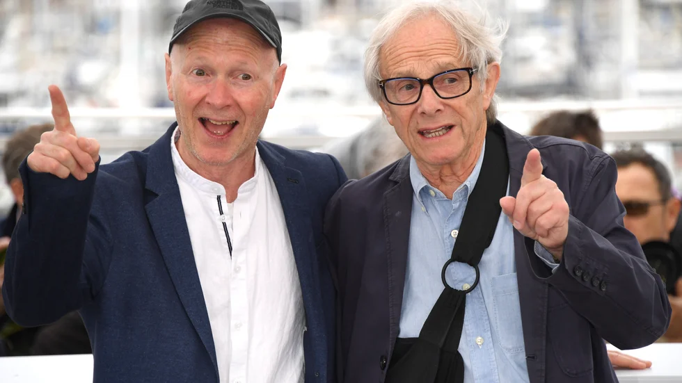Manusförfattaren Paul Laverty tillsammans med Ken Loach på filmfestivalen i Cannes 2019. Arkivbild.