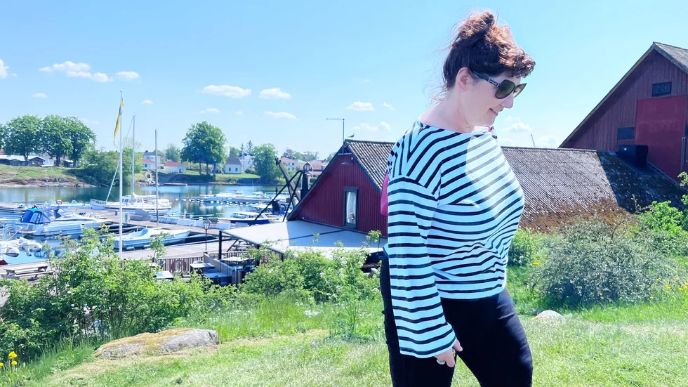 Hélène Enander är välbekant med hamnen i Hästholmen, hon har haft båt här i flera år. "Här kan man exempelvis bara hoppa i och bada direkt från båten. Det är ganska unikt för den här hamnen".