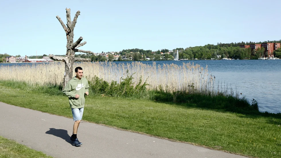 Danne Ståhl ger sig även ut själv och löper men ibland får han också sällskap av andra personer än Thomas ur personalen men de cyklar bredvid Danne. 