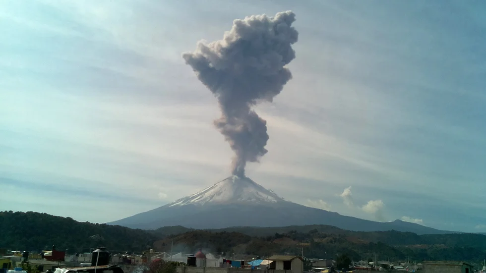 En rökpelare stiger upp från vulkanen Popocatépetl vid ett utbrott 2014.