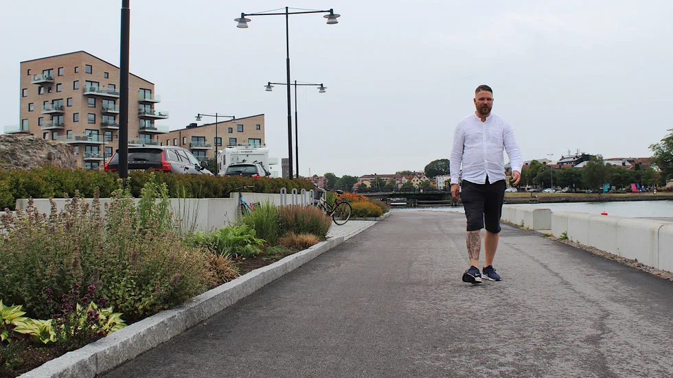 Snart är det dags att välja vilka politiker som ska styra Västervik. Vi lät politikerna välja en intervjuplats som är viktig för dem. Daniel Gynnerfelt (V) valde myntbryggan: "en plats för gemenskap". När han promenerar förbi här blir han glad över att bo i just Västervik: "Jag vill inte bo någon annanstans". 