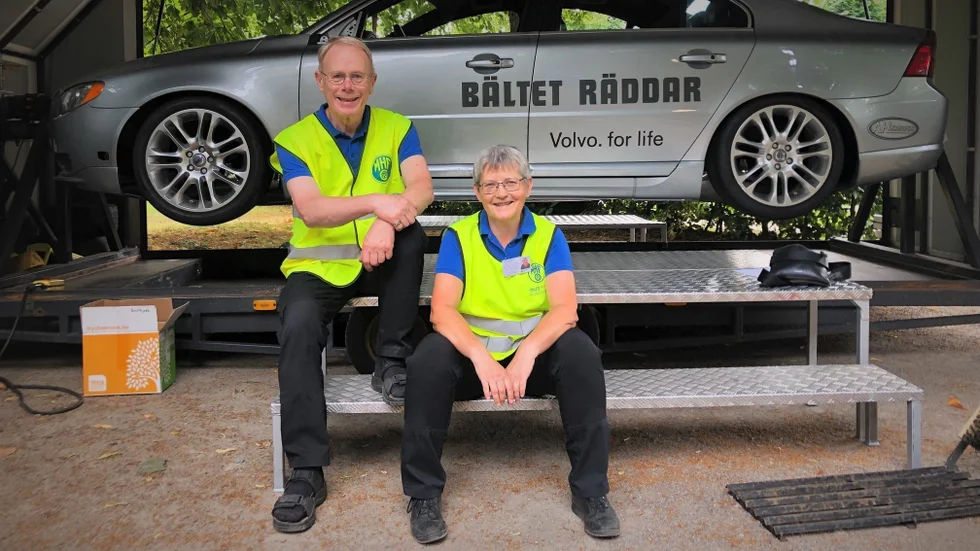 Ordförande för MHF Rolf Ryrholm och sekreterare samt instruktör Ingrid Ryrholm framför konstruktionen "Vältebilen" i Skolparken.  