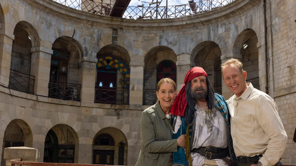 Peter Stormare är Kapten Kaboom i årets "Fångarna på fortet". Programledare är som vanligt Agneta Sjödin och Gunde Svan. Pressbild.