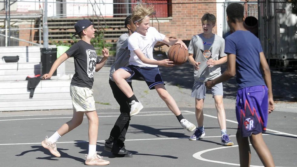 Nyköpings Basket bjuder på gratis basketträning med ledare i två veckor till. Platsen de håller till på är Östra skolans skolgård.
