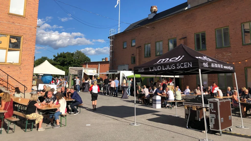 Redan vid 17-tiden när bryggerifesten hade dragit igång var många på plats för att avnjuta en öl i solen. 