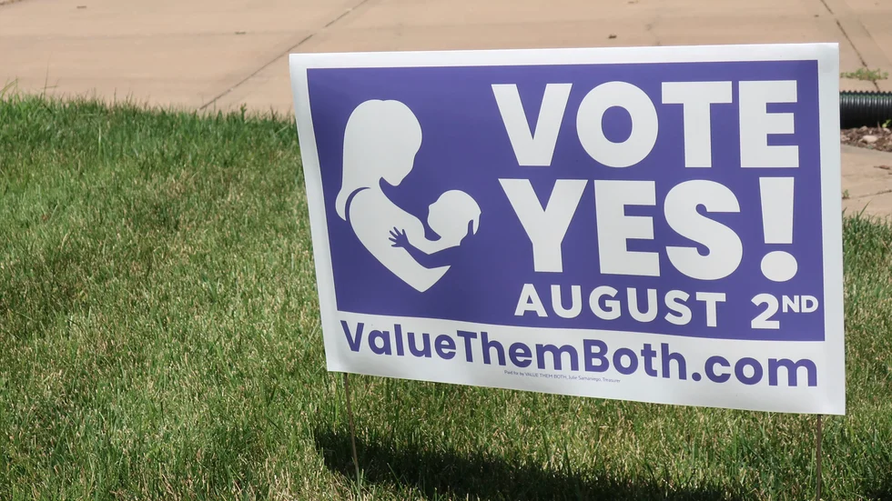 En skylt i Olathe, Kansas, uppmanar väljarna att rösta ja till att ändra delstatens konstitution och öppna för abortförbud.