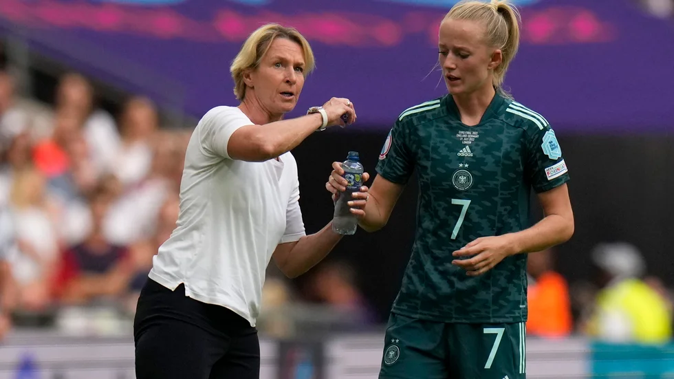 Martina Voss-Tecklenburg var rejält besviken på en utebliven handssituation.